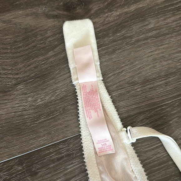 34B - Victoria’s Secret Underwire Bra in White - Picture 6 of 6